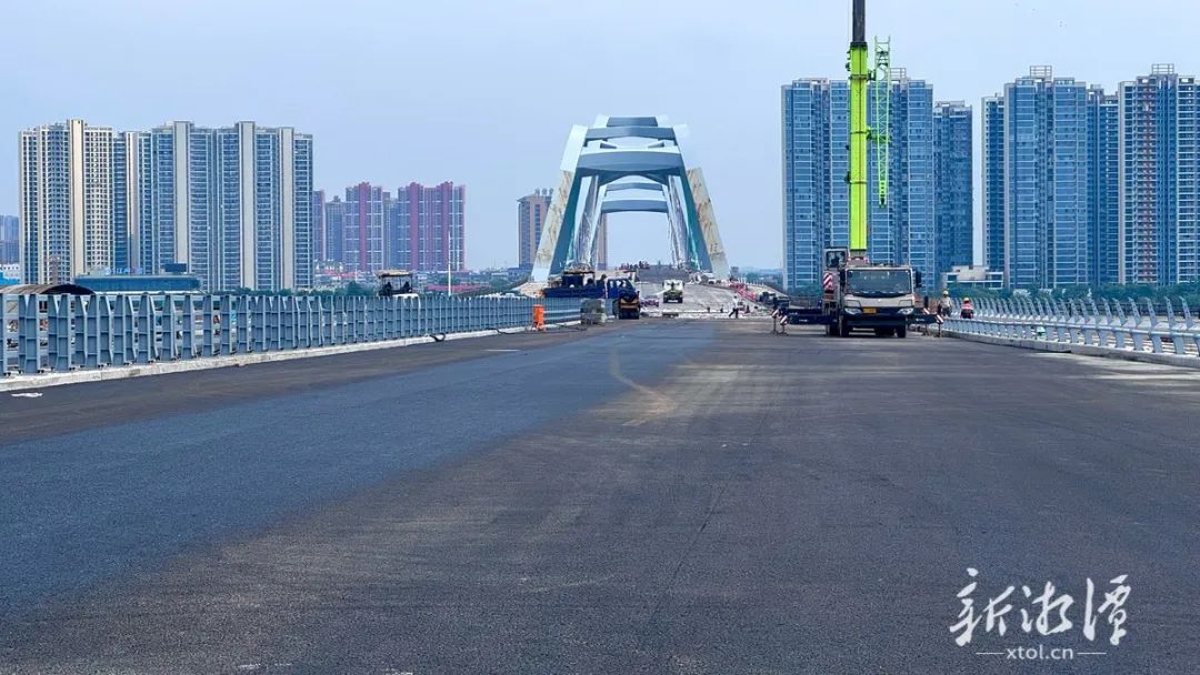 下摄司大桥北引线主路贯通